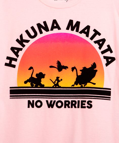 blusa juvenil de malha hakuna matata manga curta rosa claro
