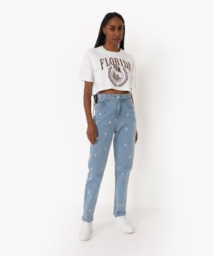 Calça jeans mom cintura super alta com bordado azul claro