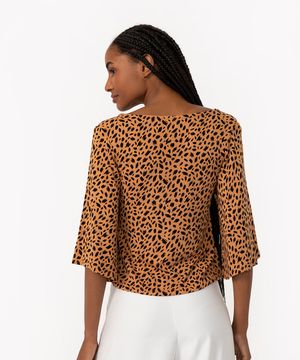 blusa de malha animal print com botões e cordão manga ampla bege