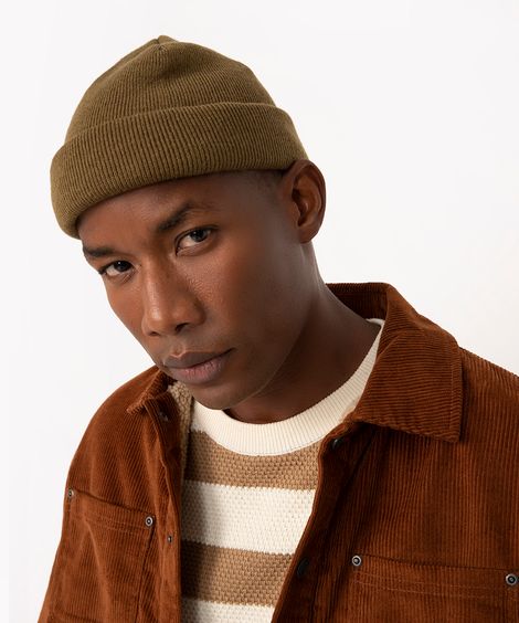 gorro de tricô com dobra verde escuro