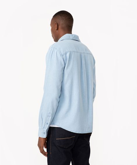 camisa jeans comfort com bolso manga longa azul claro