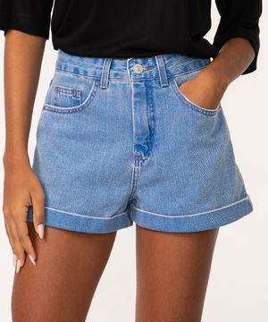 short jeans mom cintura super alta com barra dobrada azul médio
