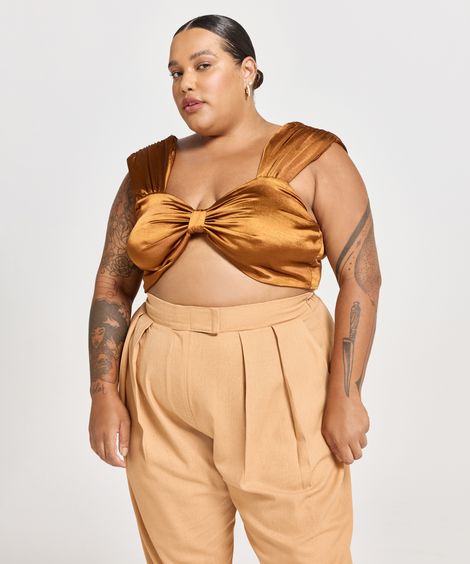 top cropped princesa acetinado plus size com ombreira mindset e robertita marrom