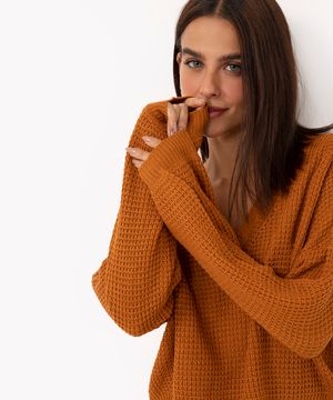 suéter de tricô decote em v marrom médio