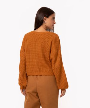 suéter de tricô decote em v marrom médio