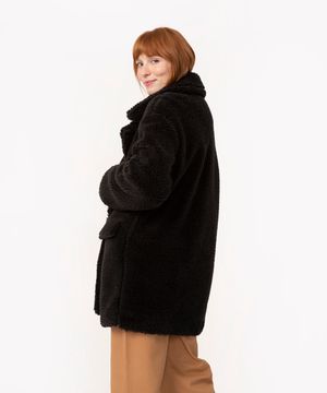 casaco alongado de pelúcia com bolsos preto