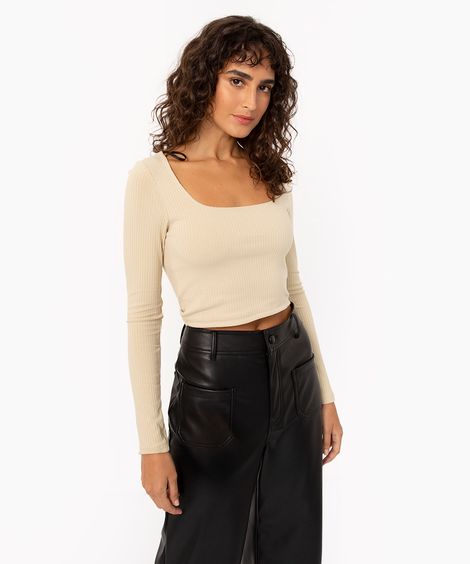 blusa cropped canelada manga longa decote reto bege claro