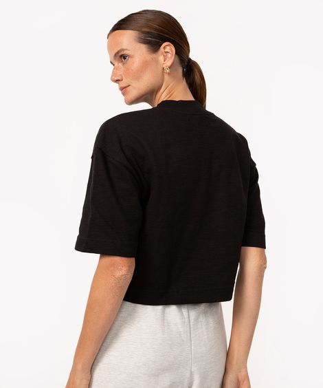 camiseta flamê cropped gola alta preto