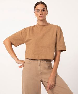 camiseta flamê cropped gola alta bege