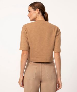 camiseta flamê cropped gola alta bege