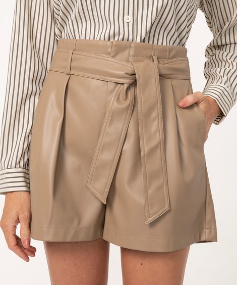 short de pu com cinto bege