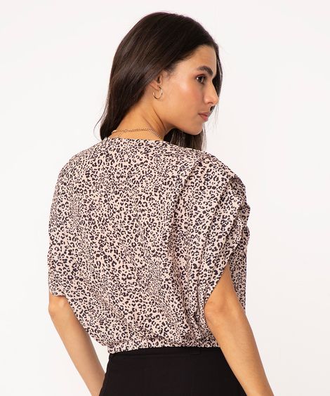 blusa cropped animal print com franzido manga curta bege