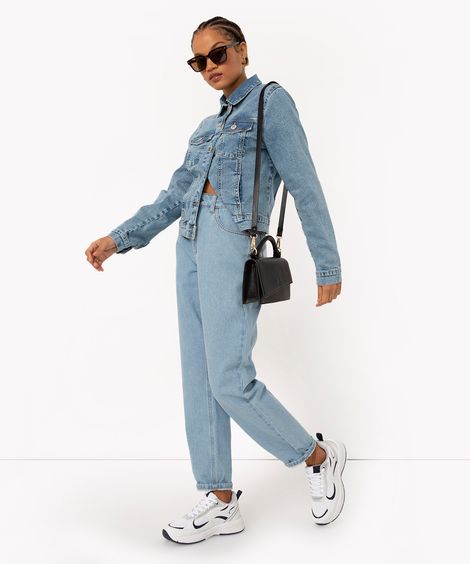 calça jeans mom básica cintura super alta  azul claro