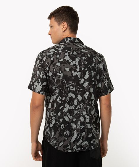 camisa de viscose animal print manga curta preto