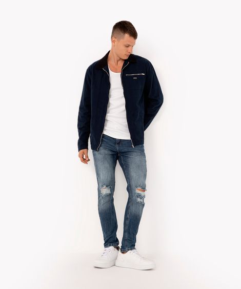 calça jeans carrot rasgada azul escuro