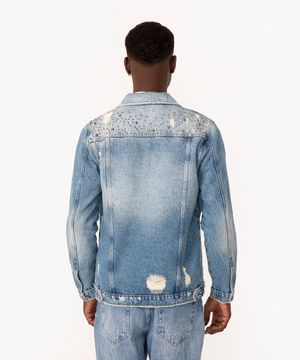 jaqueta jeans trucker com tachas e desfiados azul médio