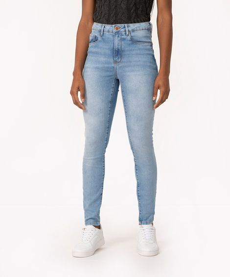 calça jeans skinny cintura média com bolsos azul claro