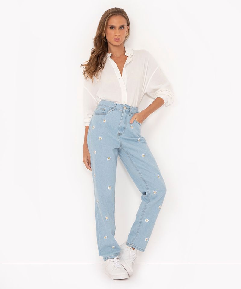 Calça Mom em Jeans com Bordados no Cós e Bolsos Azul