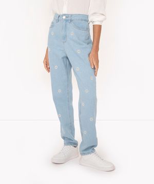 calça jeans mom cintura super alta com bordado de margaridas azul claro