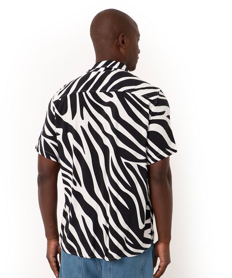 camisa tradicional de viscose animal print manga curta off white