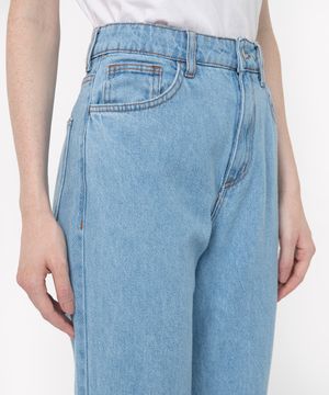 calça mom jeans cintura super alta azul claro