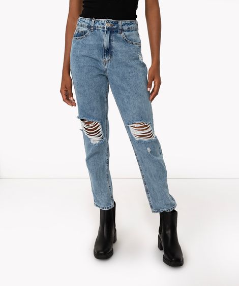 calça jeans mom cintura super alta com rasgos e bolsos azul médio