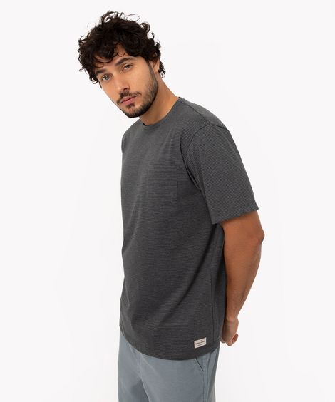 camiseta listrada manga curta com bolso cinza escuro