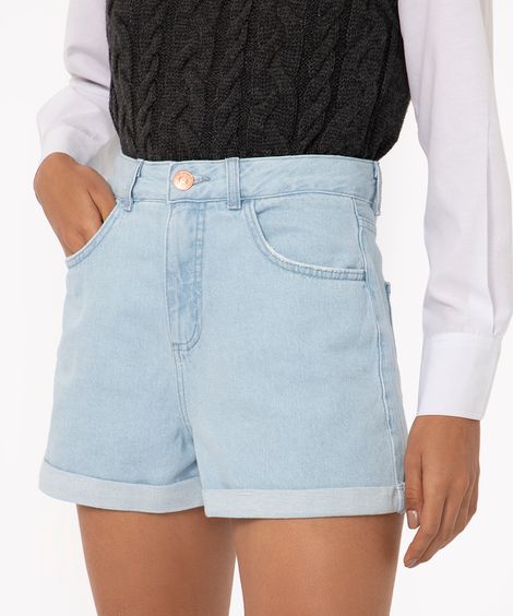 short jeans mom cintura super alta com bolsos azul claro