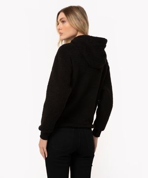 blusão de sherpa com capuz e bolso preto