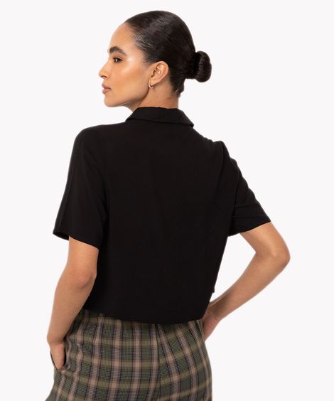 camisa de viscose cropped manga curta preta