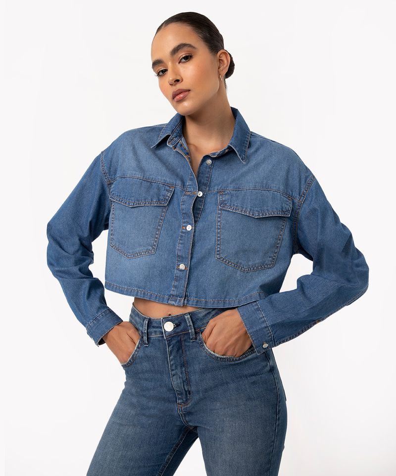 camisa jeans cropped com bolsos manga longa azul médio - C&A