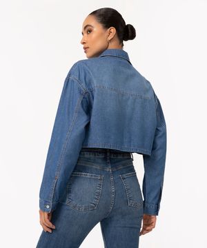 camisa jeans cropped com bolsos manga longa azul médio