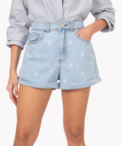 short jeans mom cintura super alta bordado floral azul claro