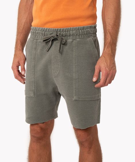 bermuda de moletom lavado com bolsos e cordão verde militar