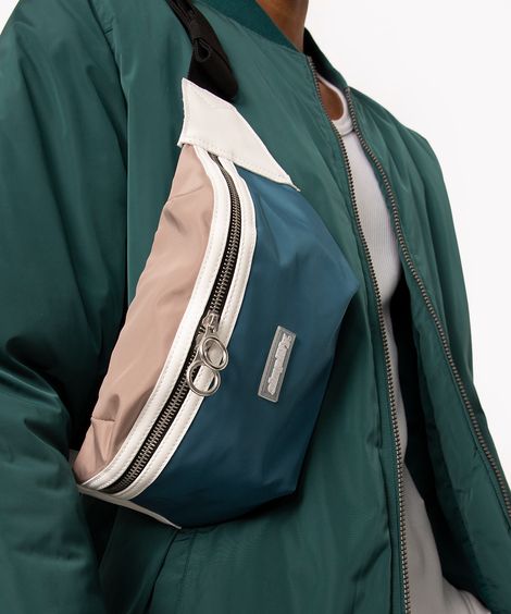 pochete com recortes e zíper verde