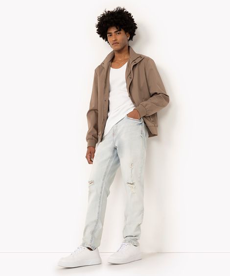 calça jeans carrot destroyed com bolso azul claro