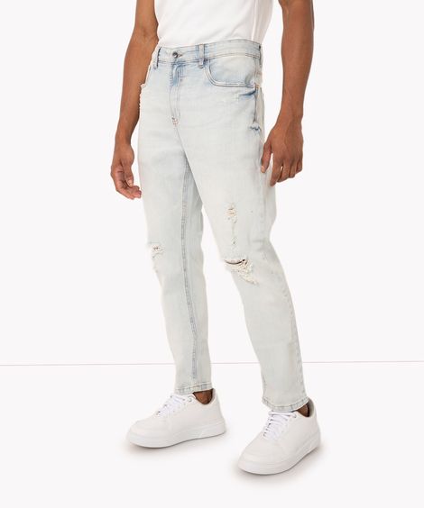 calça jeans carrot destroyed com bolso azul claro