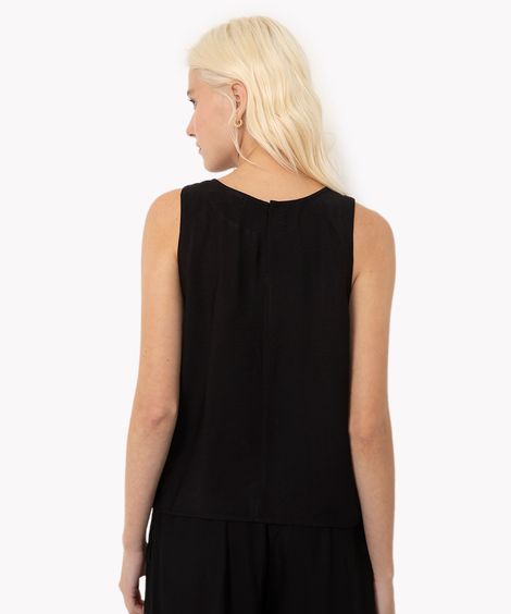 regata de viscose com recorte e botão gola redonda preto