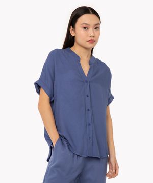 camisa de viscose manga curta gola padre barra alongada azul