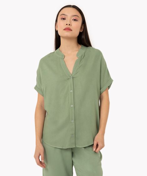 camisa de viscose manga curta gola padre barra alongada verde