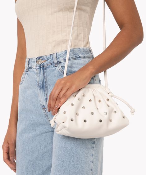 bolsa cross body com tachas off white
