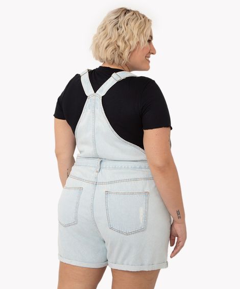 jardineira jeans plus size curta azul claro