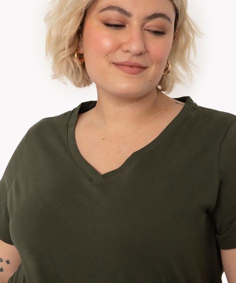 blusa plus size manga curta decote v verde militar - verde militar