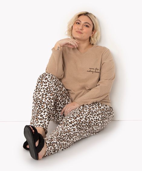 pijama plus size manga longa com calça animal print bege médio