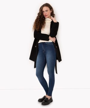 calça jeans skinny cintura super alta com bolsos azul escuro