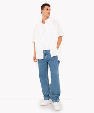 calça jeans wide leg com bolsos azul médio