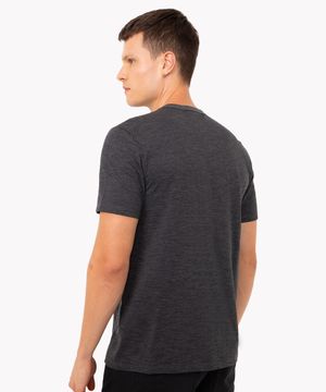 camiseta de algodão básica com bolso manga curta preta