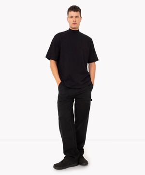 calça de sarja reta com bolsos e recortes preto