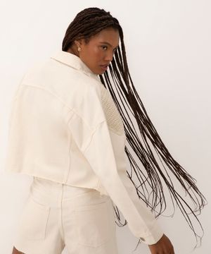jaqueta cropped de sarja com crochê ateliê mão de mãe off white
