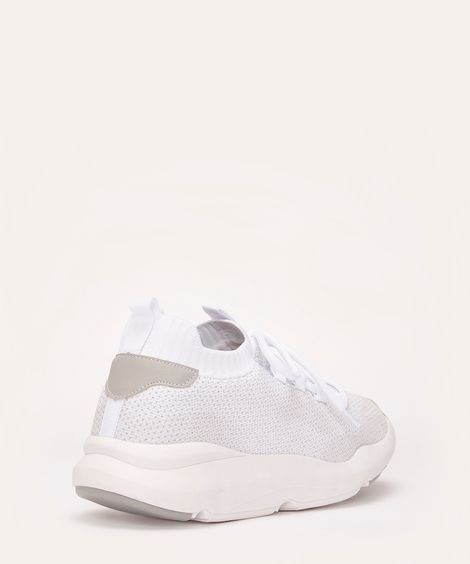 tênis casual com recorte branco
